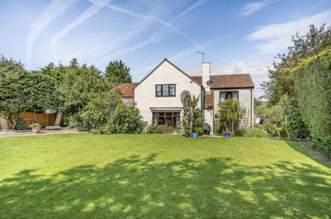 5 bed property, in Main Street, £695,000