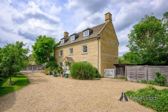 5 bed property, in Old North Road, £875,000