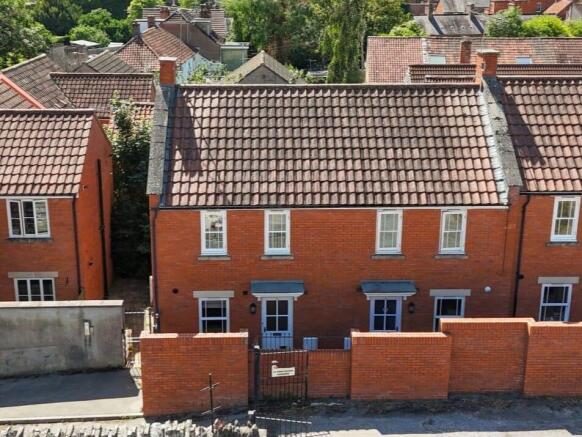 2 bed property, in Silver Street, £210,000