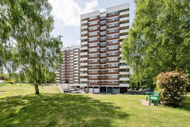 2 bed property, in Sunrise Avenue, £220,000