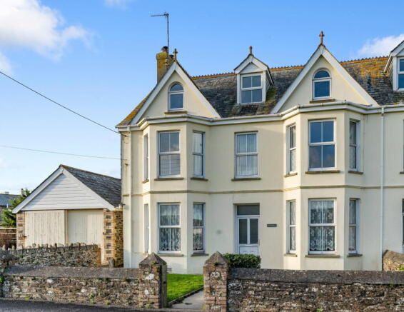 6 bed property, in Treven, £445,000