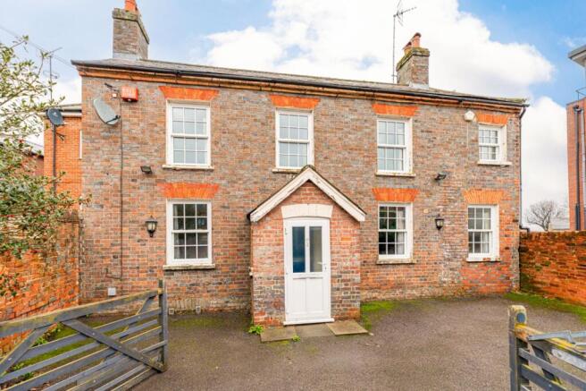 2 bed property, in Oxford Road, £300,000