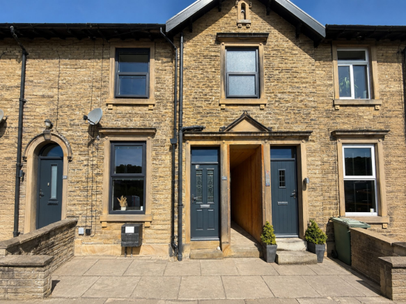 2 bed property, in Hightown Lane, £275,000