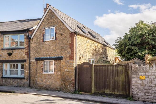 2 bed property, in Station Road, £290,000