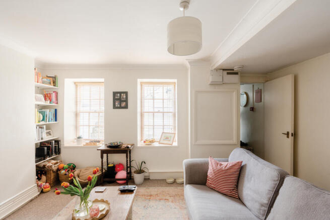 1 bed property, in 19 Southleigh Road, £300,000