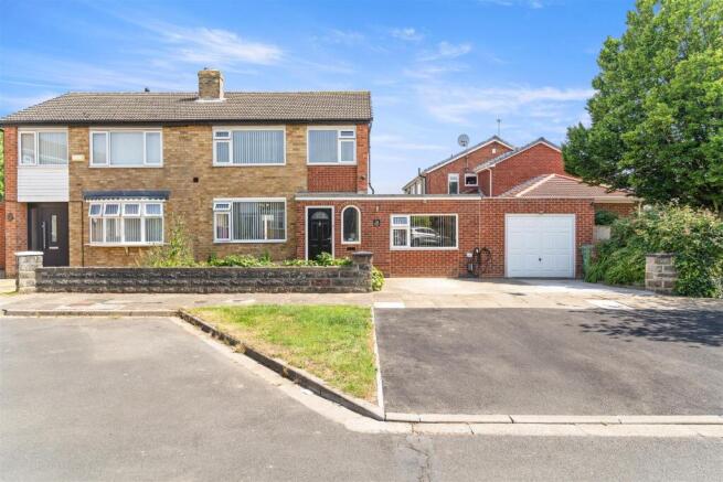 3 bed property, in Burniston Drive, £240,000