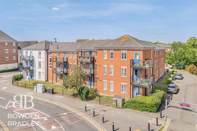 2 bed property, in Hevingham Drive, £250,000