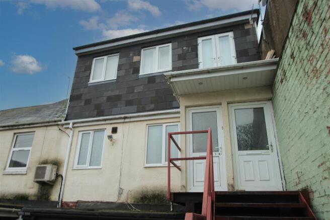 1 bed property, in Halesowen Road, £80,000