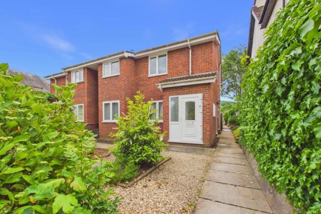 2 bed property, in Gloucester Road, £140,000