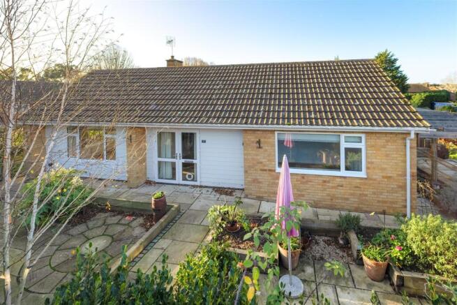 2 bed property, in Nursery Close, £415,000