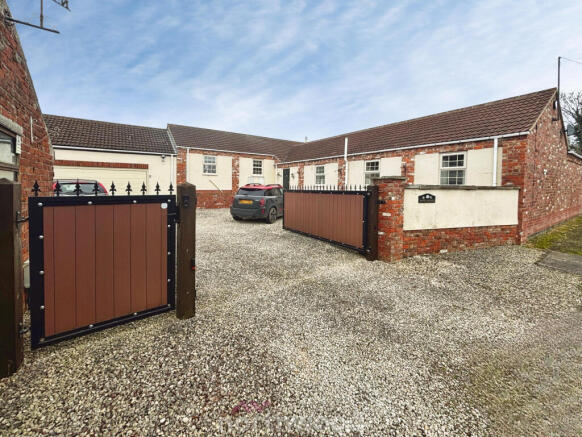3 bed property, in Mosscroft Lane, £585,000