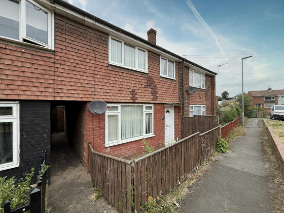3 bed property, in Cornfield Road, £85,000