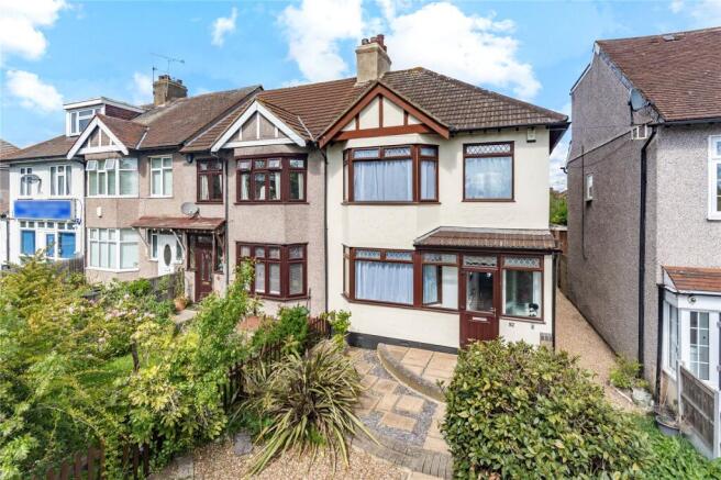 3 bed property, in Hornchurch Road, £550,000
