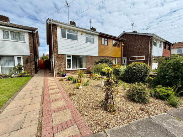 3 bed property, in Dolphin Close, £280,000