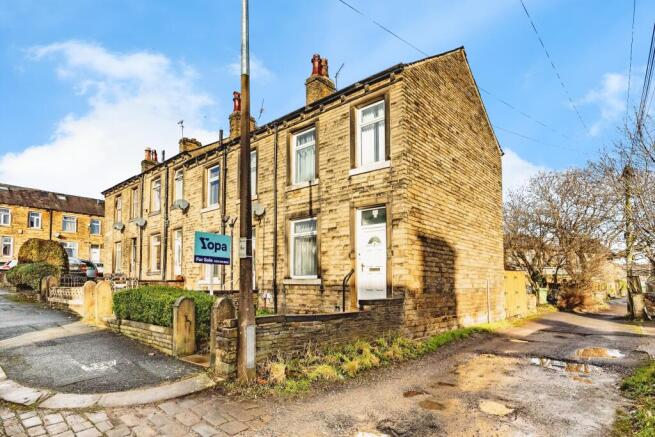 2 bed property, in Moorfield Road, £130,000