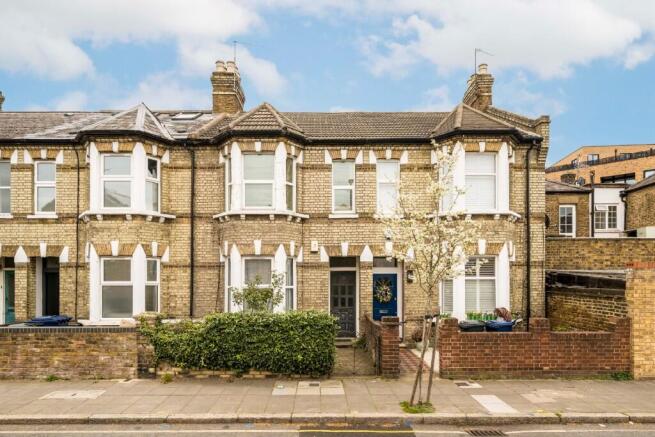 2 bed property, in Lower Boston Road, £290,000