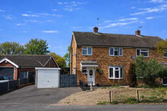 3 bed property, in Beacon Avenue, £300,000