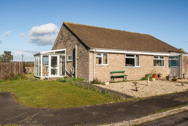 2 bed property, in Vicarage Close, £285,000