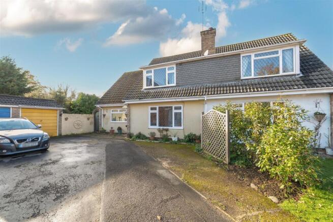 3 bed property, in Olde Farm Drive, £514,500