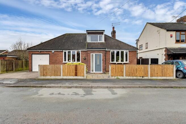 3 bed property, in Victoria Avenue, £350,000