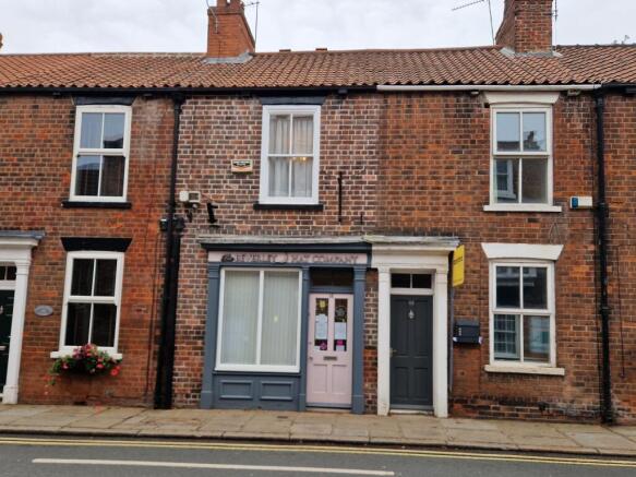 2 bed property, in 46 Lairgate, £195,000