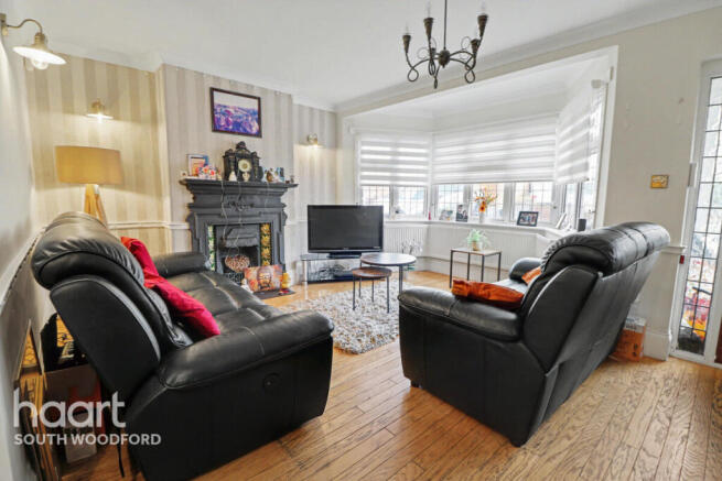 4 bed property, in Westview Drive, £700,000