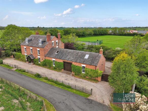 6 bed property, in Lodge Farm, £975,000