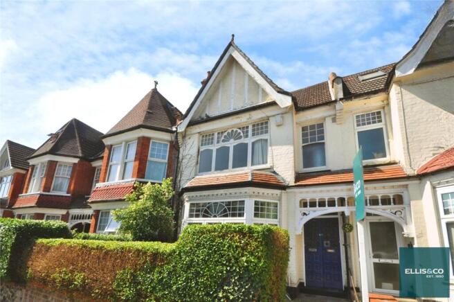2 bed property, in Princes Avenue, £465,000
