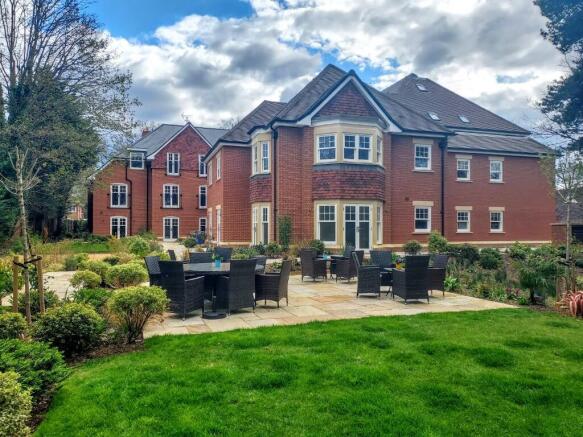 2 bed property, in Dukes Ride, £350,000