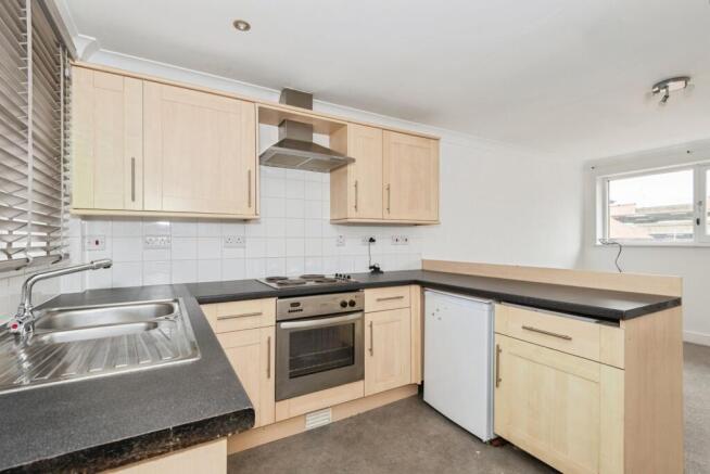 1 bed property, in High Street, £135,000