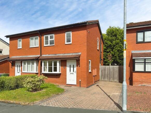 2 bed property, in Hopkins Heath, £195,000