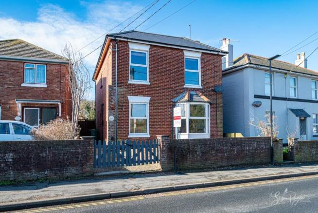 4 bed property, in New Road, £330,000