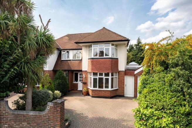 4 bed property, in Oxford Crescent, £800,000