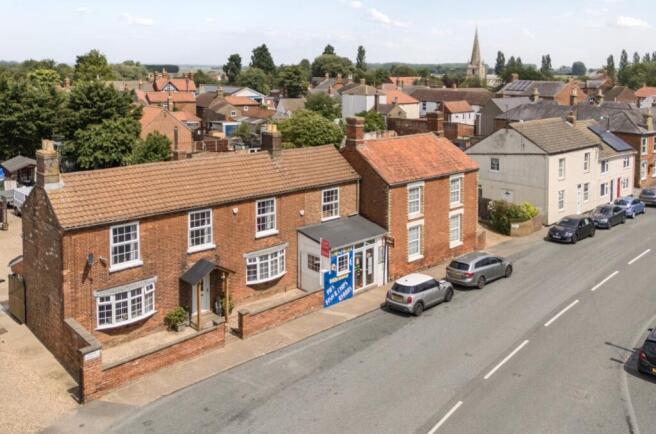 4 bed property, in High Street, £425,000