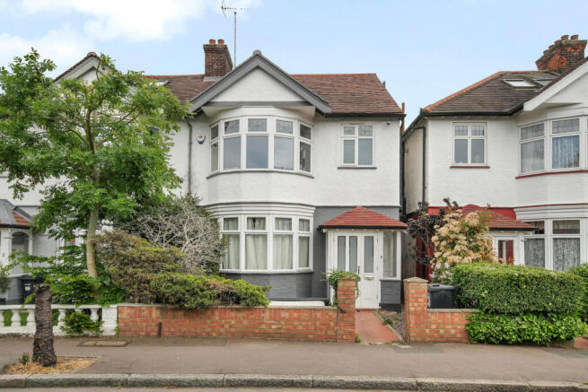 4 bed property, in Buckingham Road, £1,050,000
