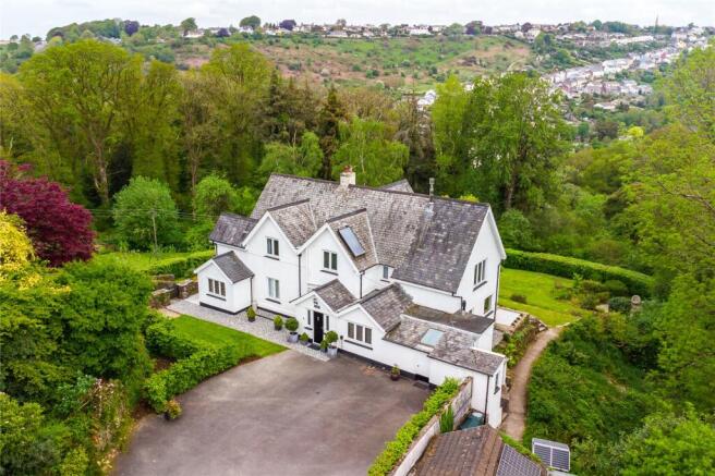 4 bed property, in Torrington, £850,000