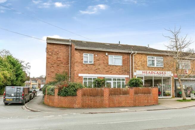 1 bed property, in Charlton Road, £140,000