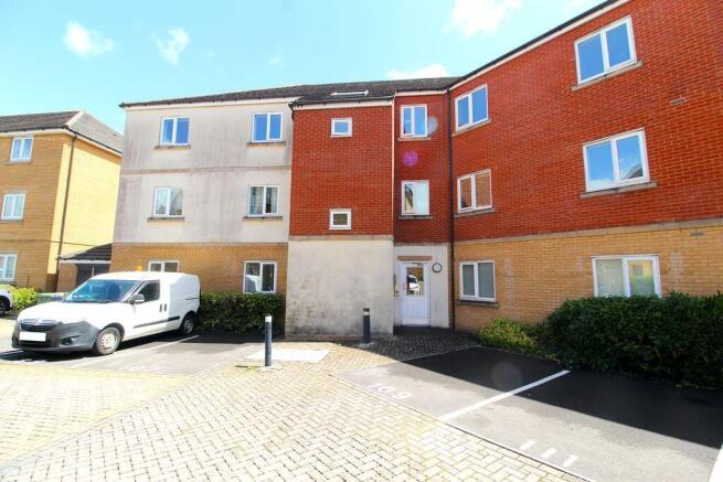 2 bed property, in Hornbeam Close, £215,000