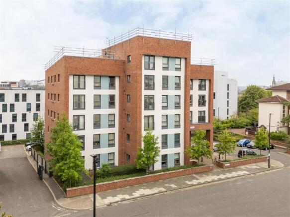 2 bed property, in Howard Street, £130,000