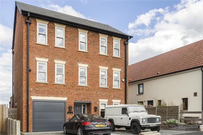 5 bed property, in Read Place, £735,000