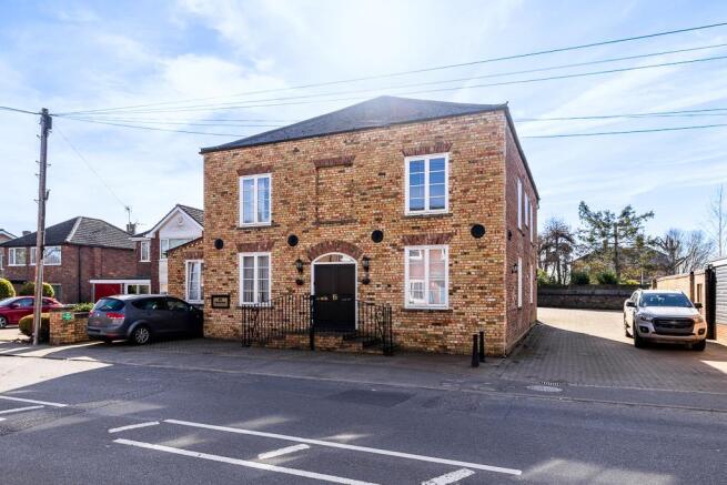 1 bed property, in High Street, £87,500