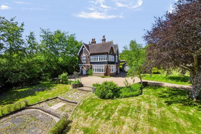 5 bed property, in Piltdown Lodge, £975,000