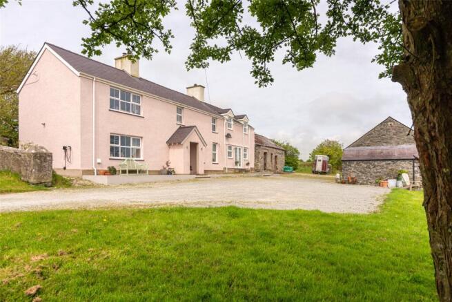 5 bed property, in Gorad, £695,000