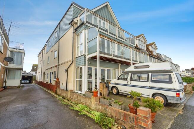 1 bed property, in 3 Marine Drive West, £160,000