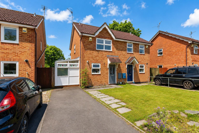 2 bed property, in Y Felin Ffrwd, £230,000