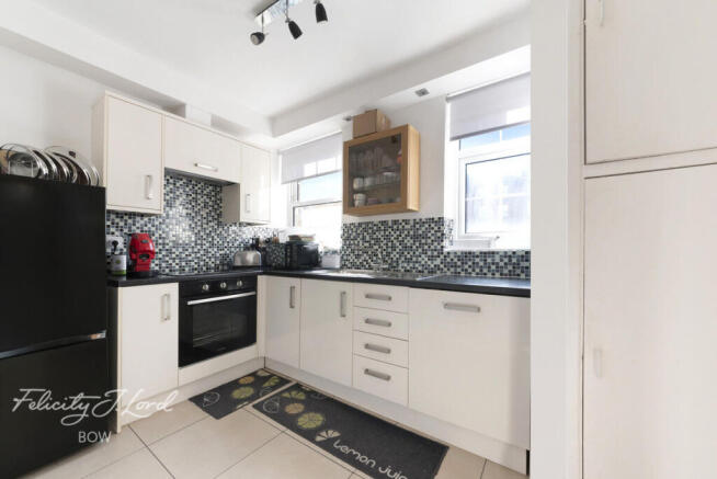 2 bed property, in Watts Grove, £300,000