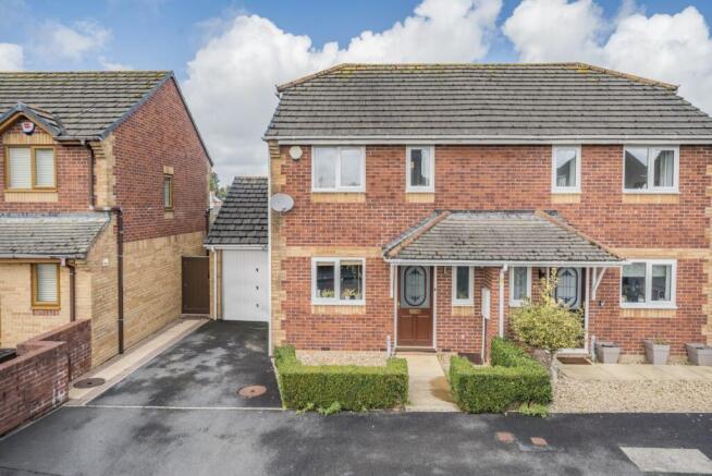 2 bed property, in Exmoor View South Molton EX36, £250,000