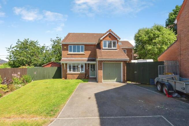 5 bed property, in Farm Close, £700,000