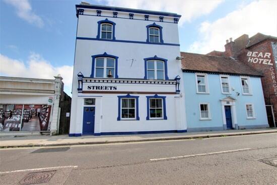 2 bed property, in 11C, £200,000