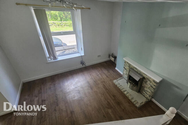 2 bed property, in East Road, £95,000